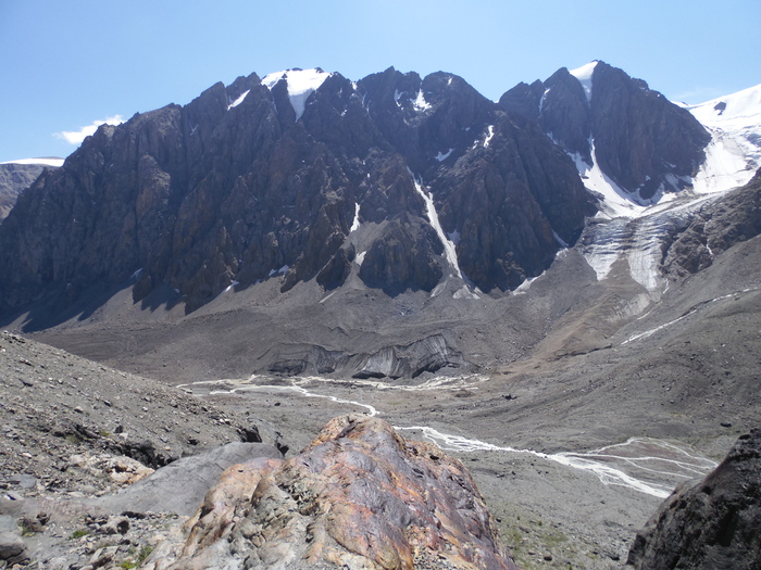 Долина Актру. Фото с Бараньих лбов. Справа правый ледник Большого Актру. Прямо- гора Караташ(Чёрный камень). На ней ледник Троновы(Дедушкины) штаны. Река долине тоже называется Актру.