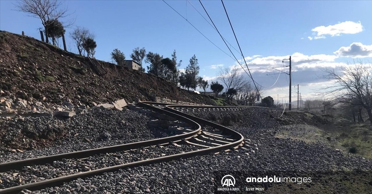 Землетрясение пути. Рельсы. Железная дорога. Изогнутые рельсы. Рельсы в Турции после землетрясения.
