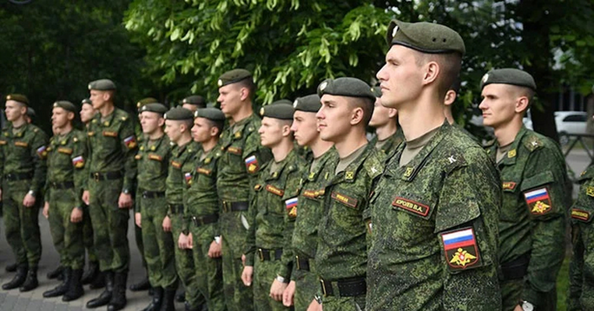 Военнослужащий проходящий. Прическа для военной кафедры. Краснодарское высшее военное училище срочники. Форма курсантов КВВУ. Контрактники курсанты.