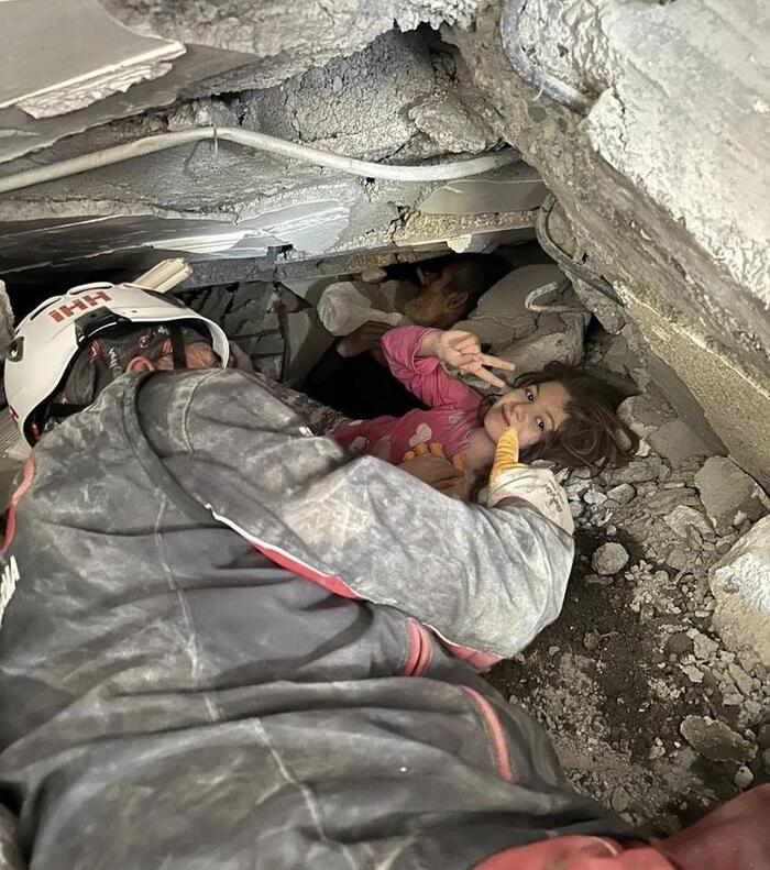 Не падает духом. Землетрясение в Турции и Сирии (2023), Спасатели, Фотография, Спасение, Дети