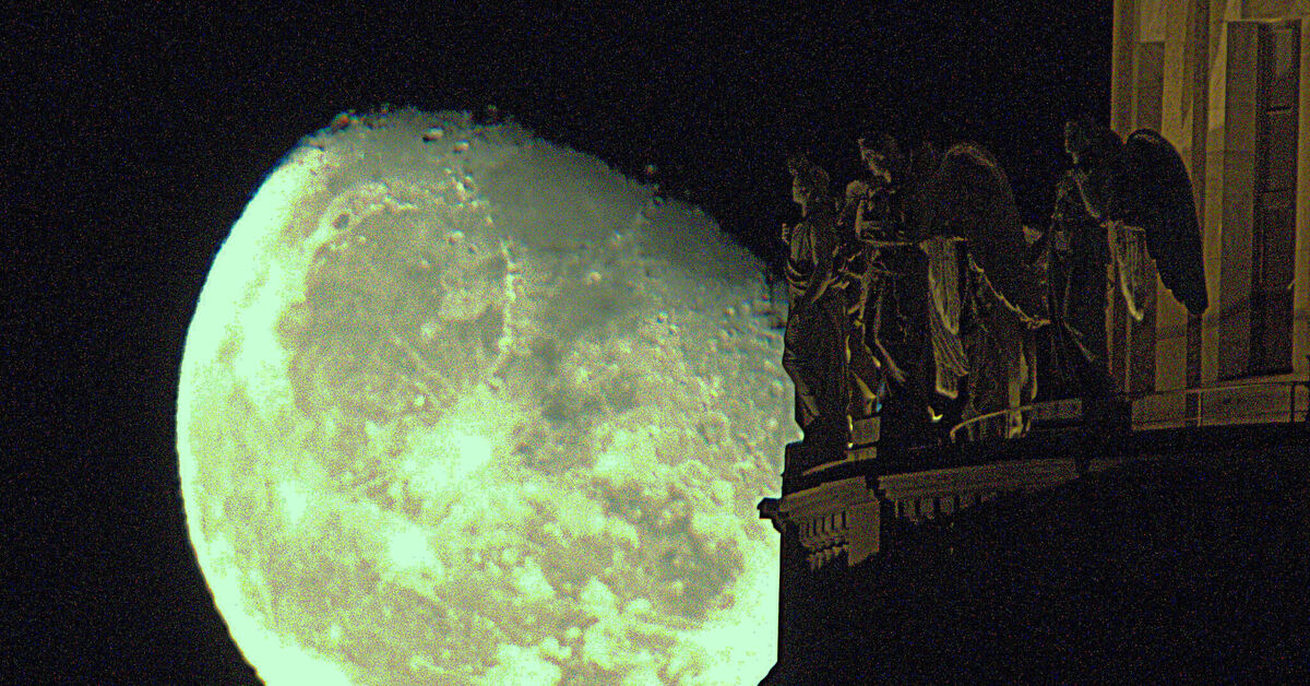 Луна спб 2024. Фото Луны. Луна в Петербурге. Огромная Луна на небе. Луна над Питером.