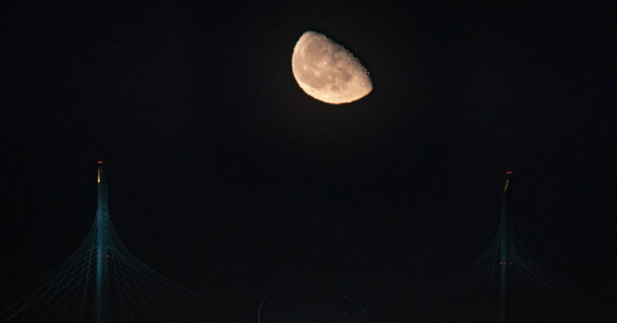 Луна спб 2024. Суперлуна 2023 Санкт-Петербург. Огромная оранжевая Луна. Восход Луны. Ночь Луна.