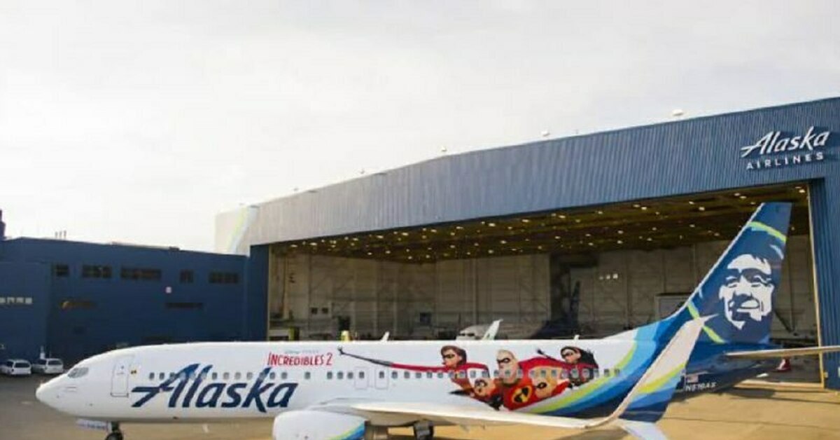 Alaska airlines 1282. Аляска эйрлайнс. Аляска эйрлайнс. Самолет авиакомпании аляска фон для фотошопа. Боинг 737 макс 9.