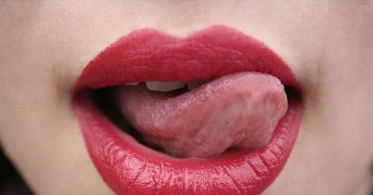 Мужчина облизывает губы. Облизывает губы. Соблазнительные губы. Язык облизывающий губы. Женские губы с языком.