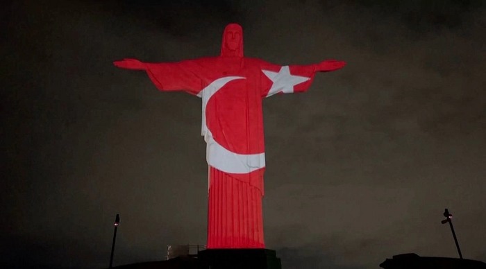 В Рио-де-Жанейро на статую Христа-Искупителя спроецировали флаги Турции и Сирии в память о жертвах землетрясения