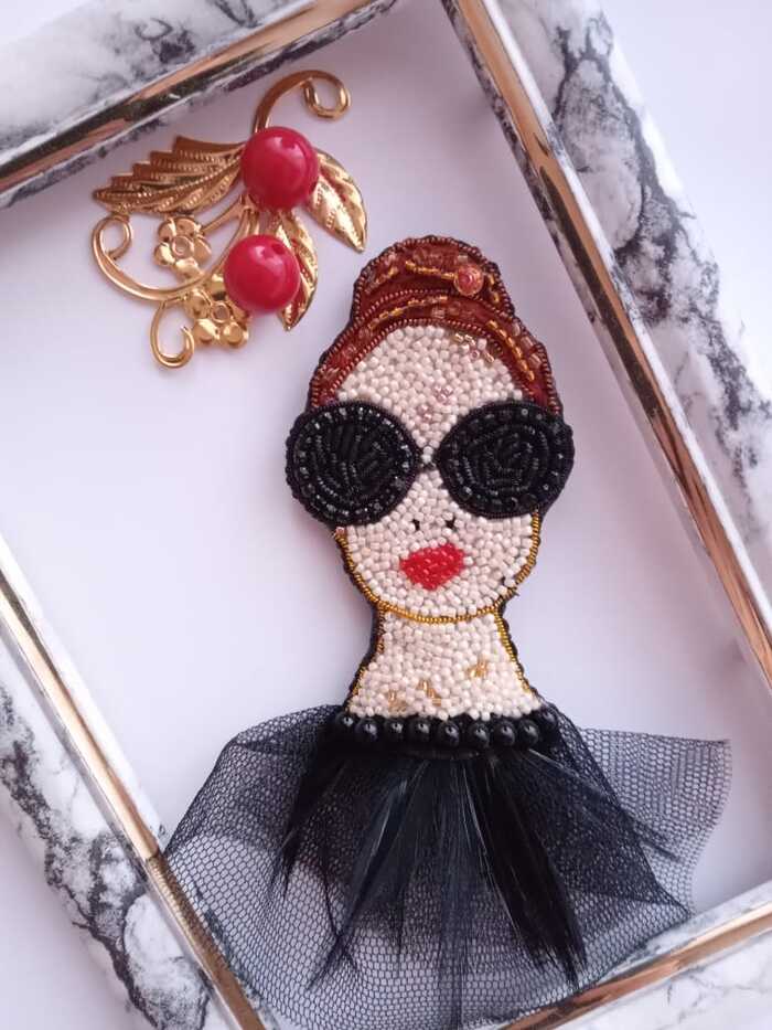 Брошь Модница