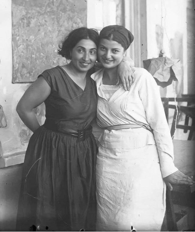 Две дружных соседки