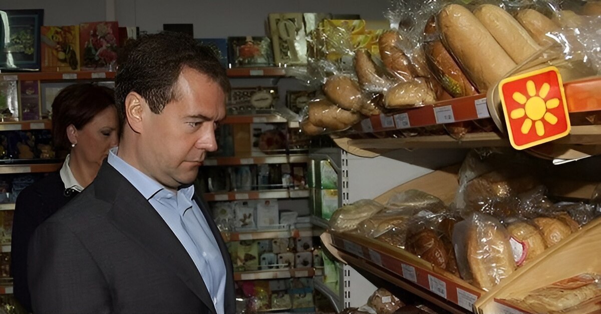 Люди у меня не покупают. Очередь на кассе в супермаркете. Вмагазиене. Люди у меня не покупают. Покупатели в магазине продуктов.