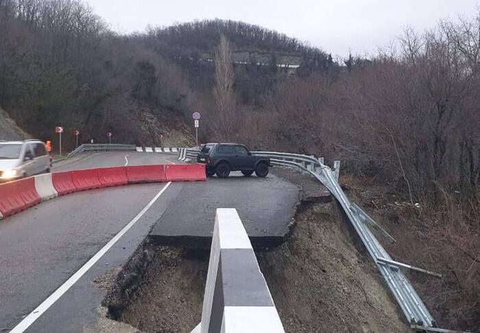 Оползень разрушил часть трассы Джубга — Сочи