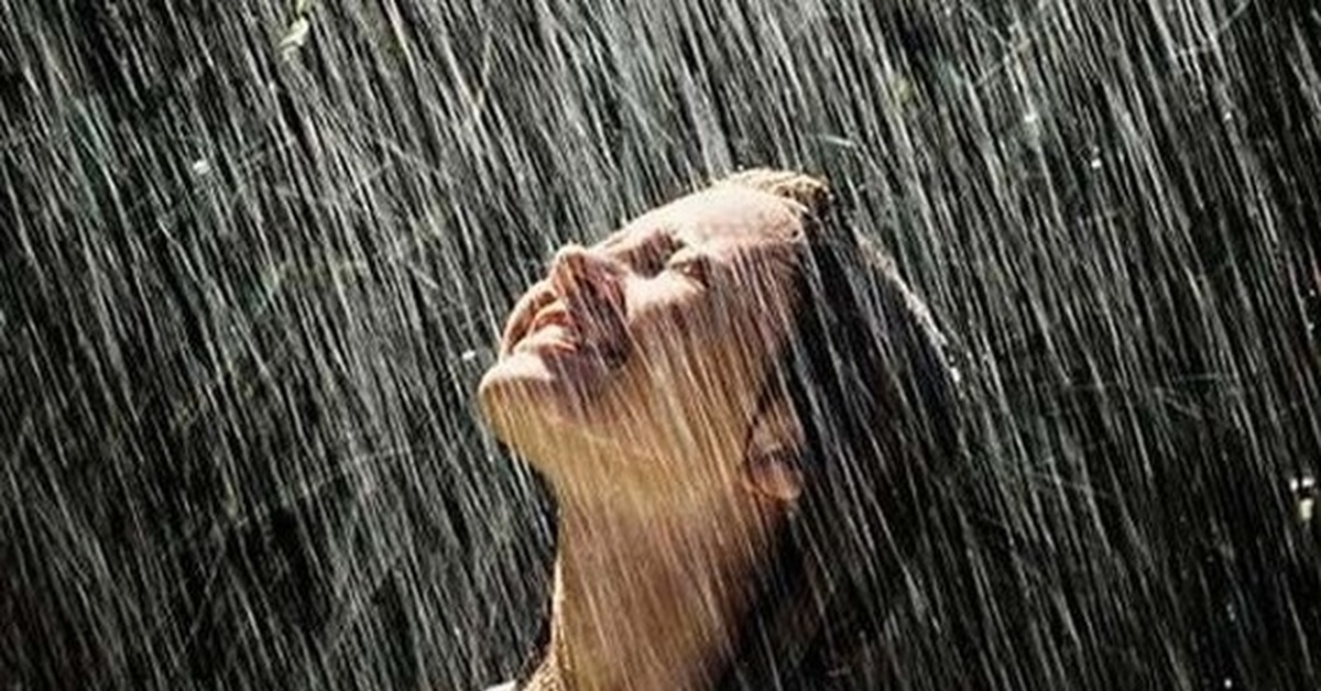 Она душе дожди. Девушка под дождем. Девочка под дождем. Девушка дождь. Радость под дождем.