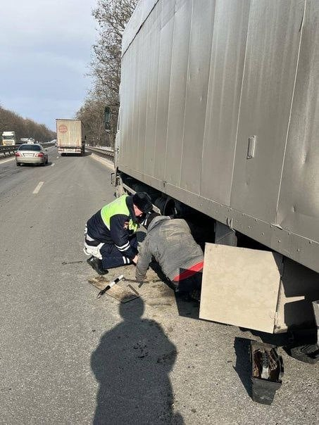 В Ростовской области полицейские помогли водителю большегруза, застрявшему на трассе