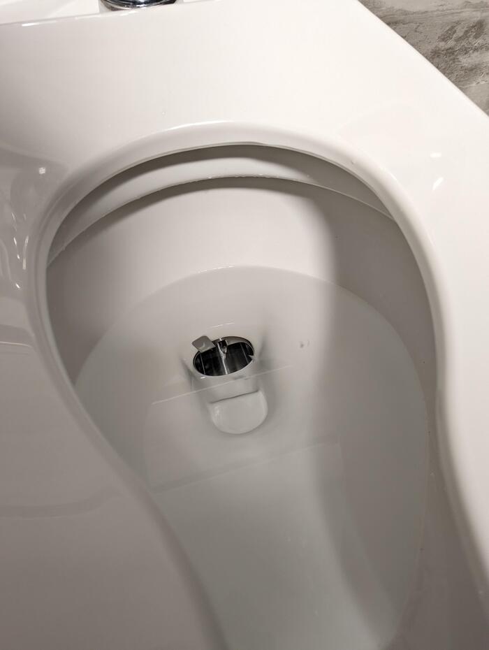 Know - how . В этом унитазе есть встроенный измельчитель ...