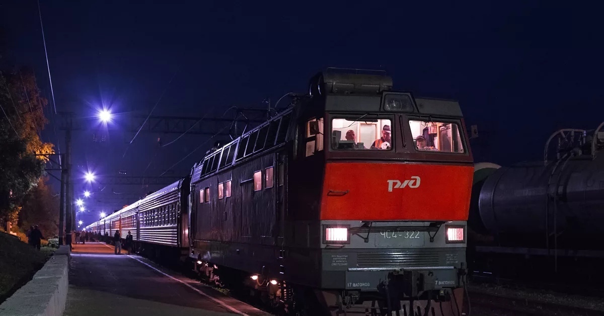 Поезд едет новосибирск. Чс4т Казань. Чс4т 473 и паровоз л. Чс4т Нижегородская область. Поезд чс4т призрак.