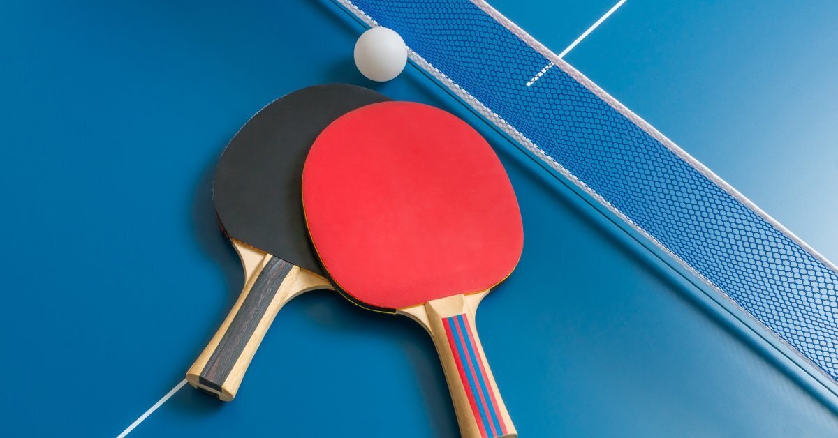 Table tennis. Пинг-понг. Настольный теннис ракетки на столе. Теннисный стол с ракетками. Стол теннис ракетка.