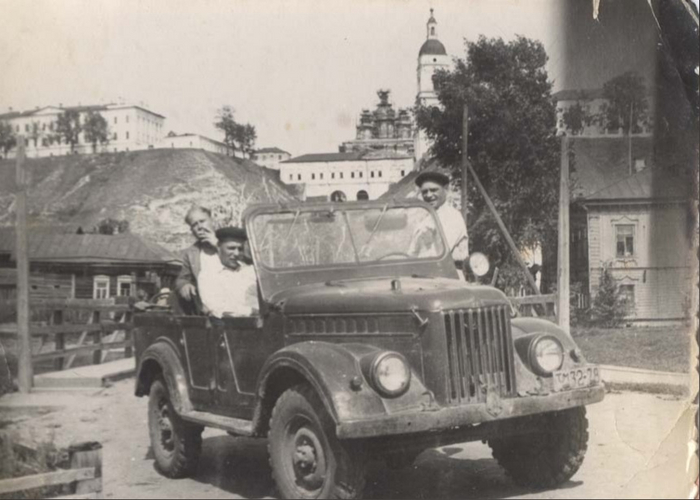 Мужики на Газ-69 на фоне Тобольского кремля. Август 1957 год Тобольск, Черно-белое фото, Старое фото, 50-е, Пленка, Газ-69, Газ, Внедорожник, Авто