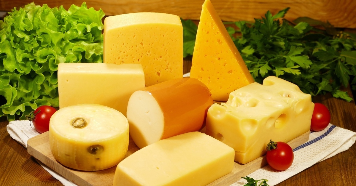 Свежие овощи и сыры. Сыр. Белорусские сыры. Цветные сыры. Красивый сыр.