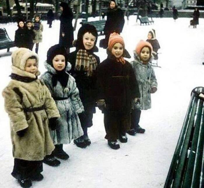 Гуляли в любую погoдy! Мopoз -30 в школу нельзя, а погулять.... погулять святое!...