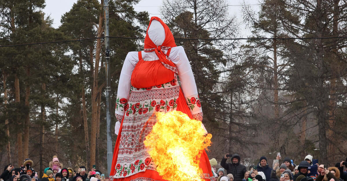 Чучело масленицы большое для сжигания. Чучело на Масленицу. Сжигание Масленицы. Баба на Масленицу. Сжигание чучела Масленицы.