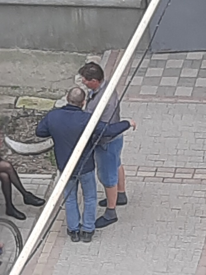 НА УЛИЦЕ ПРОХЛАДНО, А ОН В ШОРТАХ