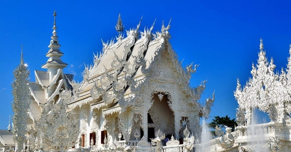Самая красивая род. Ват Ронг Кхун Таиланд. Ват Ронг Кхун буддийские храмы Таиланда. Белый храм ват Ронг Кхун. Белый храм в Тайланде. Ронг Кхун.