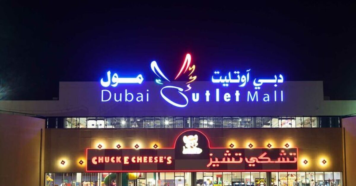 Outlet dubai. Outlet Mall Дубай. Dubai Outlet Mall фото. Выход Дубай Молла. Аутлет Дубай Молл адрес.