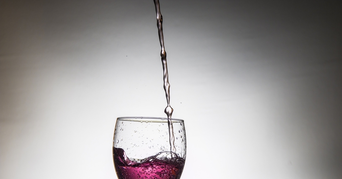 Пол бокала вина. Красное вино в бокале. Розовое вино в бокале. Бокал с вином. Бокал розового вина.