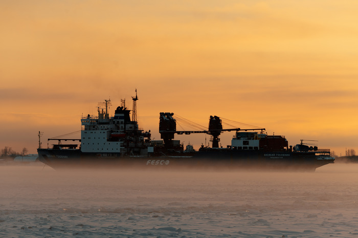 Вблизи города Архангельска в любое время года можно увидеть суда. Они очень эффектно смотрятся. Летом их даже художники рисуют