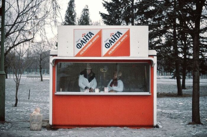 Киоск с газировкой &quot;Фанта&quot;, Москва, Советский Союз, конец 1980-х годов