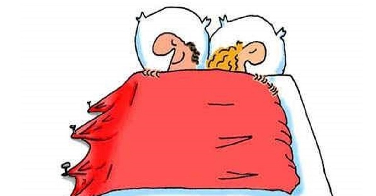 Тянут одеяло. Тащит одеяло. Картинка перетягивание одеяла. Тяжелое одеяло. Казашка завернутая в плед.