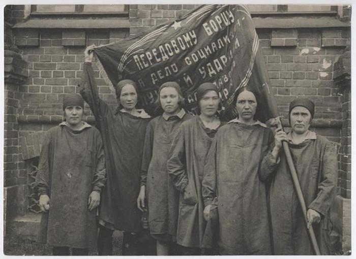 Комсомольская бригада им. 8 Марта завода Госспирт, занявшая первое место по выполнению промфинплана