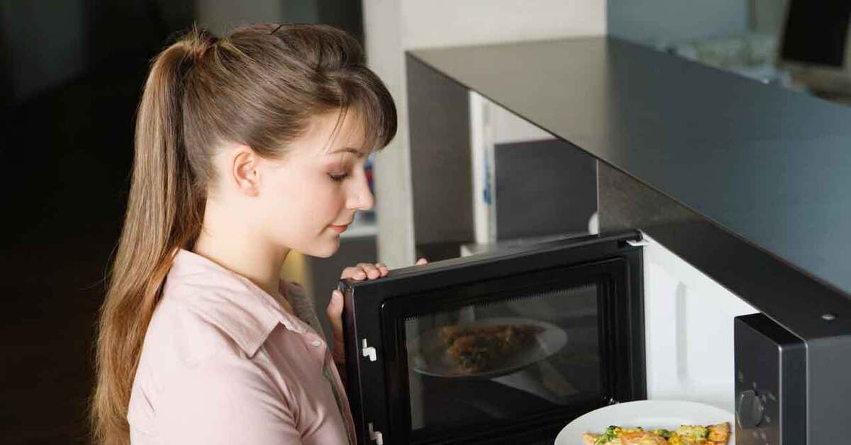 Можно подогреть еду в. Микроволновая печь. Микроволновка и человек. Девушка с микроволновкой. Микроволновка с едой.