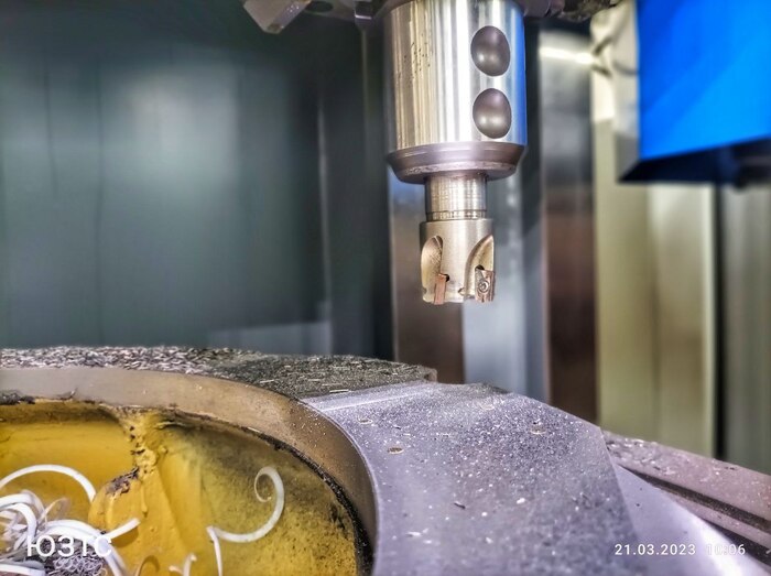 Тестовая фрезерная обработка паза на карусельном центре серии "А" в сборочном цехе ЮЗТС (Краснодар)