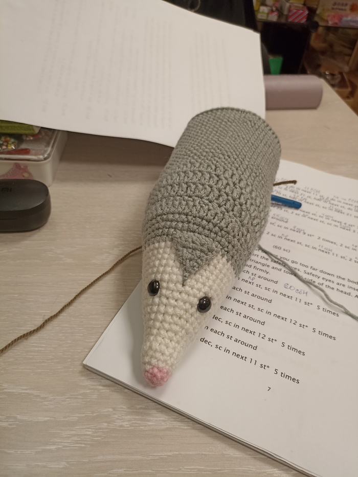 А тут кое кто вяжется, как думаете кто это?)