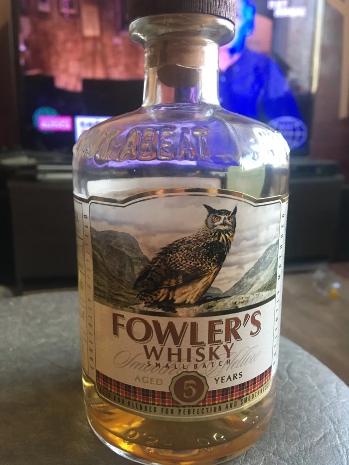 Fowlers whisky. Виски Фоулерс. Виски с совой Fowler's. Виски с совой Fowler's 250. Виски Fowler's оценка.