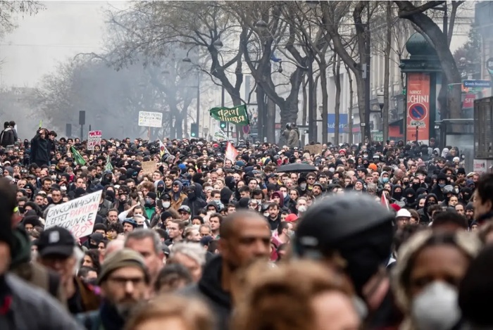 1,09 миллиона протестующих на улицах Франции Франция, Протест, Митинг, Пенсия, Новости, Париж, Демократия, Политика