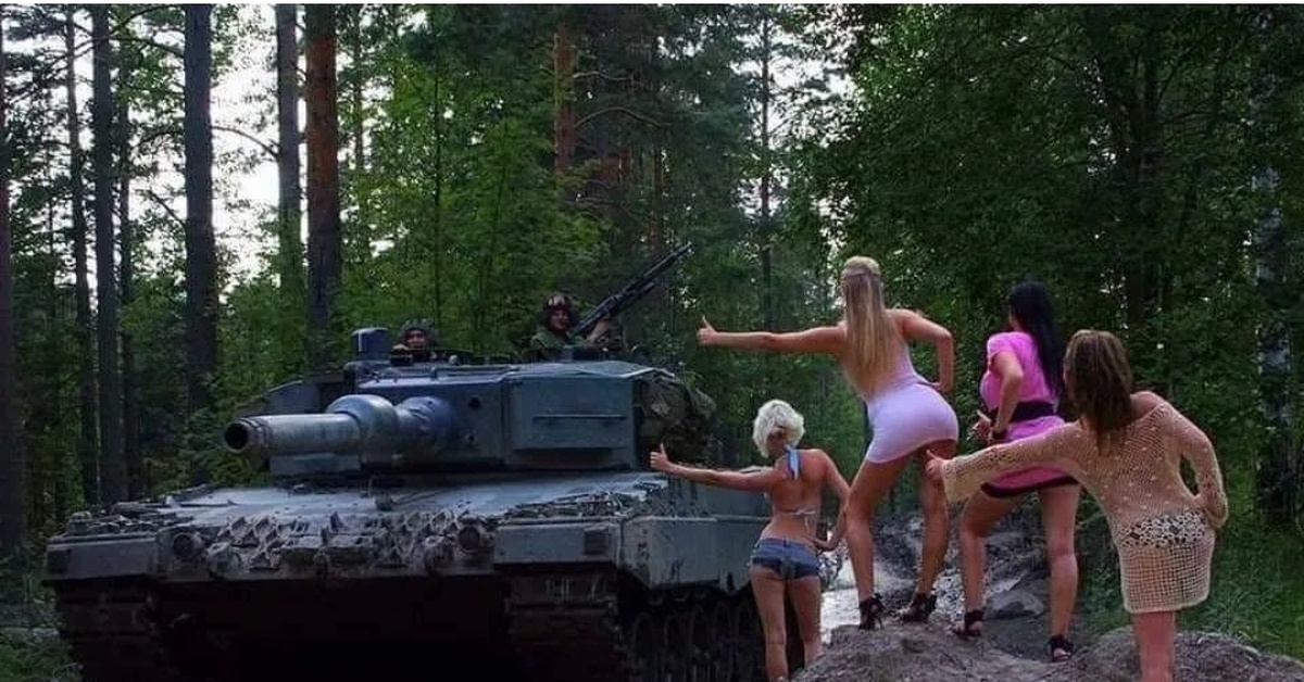 Российские танкисты песня. Танкисты бухают. Прикольный танк. Приколы про танкистов.