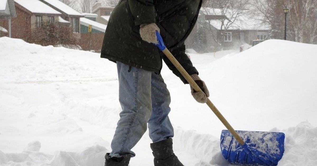 Помощь снежку. Лопата снеговая для уборки снега. Уборка снега вручную. Уборщик снега. Расчистка снега лопатой.