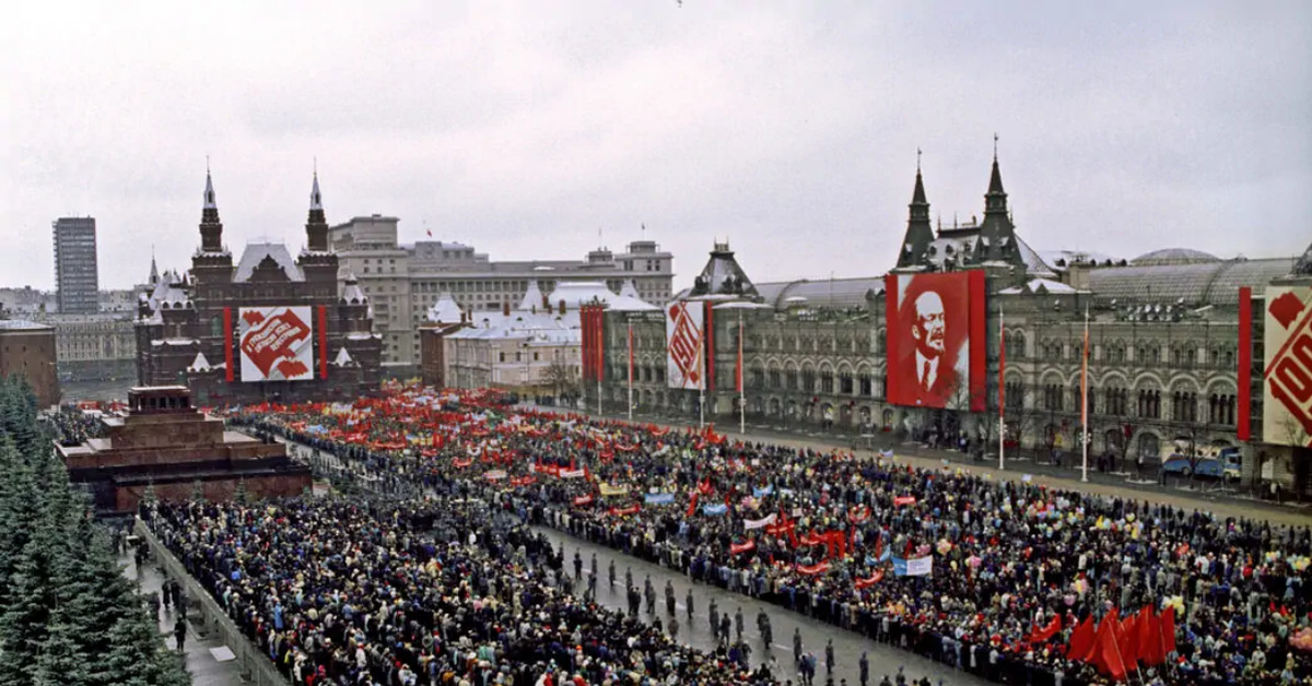 Перестройка фронта. Парад 7 ноября 1990 года. 7 Ноября 1990 в Москве. Парад на красной площади 7 ноября 1990 года. Парад 7 ноября 1990 года на красной площади горбачёв.
