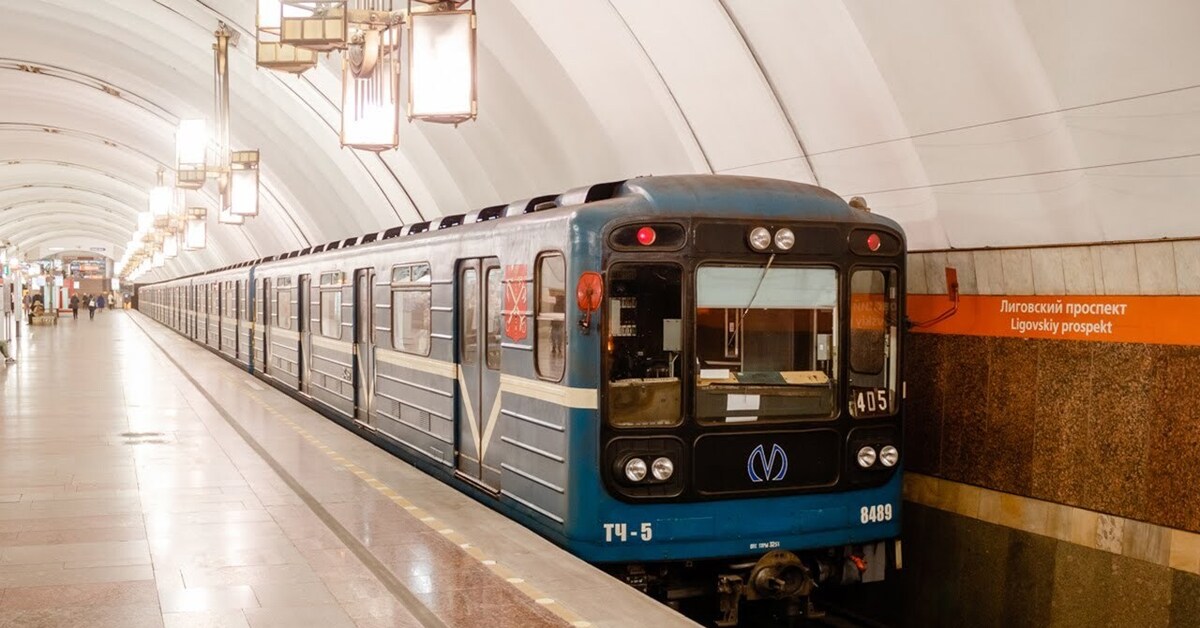 Поезда метро спб. Поезда Санкт-Петербургского метрополитена. Поезда метрополитена Санкт Петербурга. Метропоезд номерной СПБ. Поезд метро номерной Санкт Петербург.