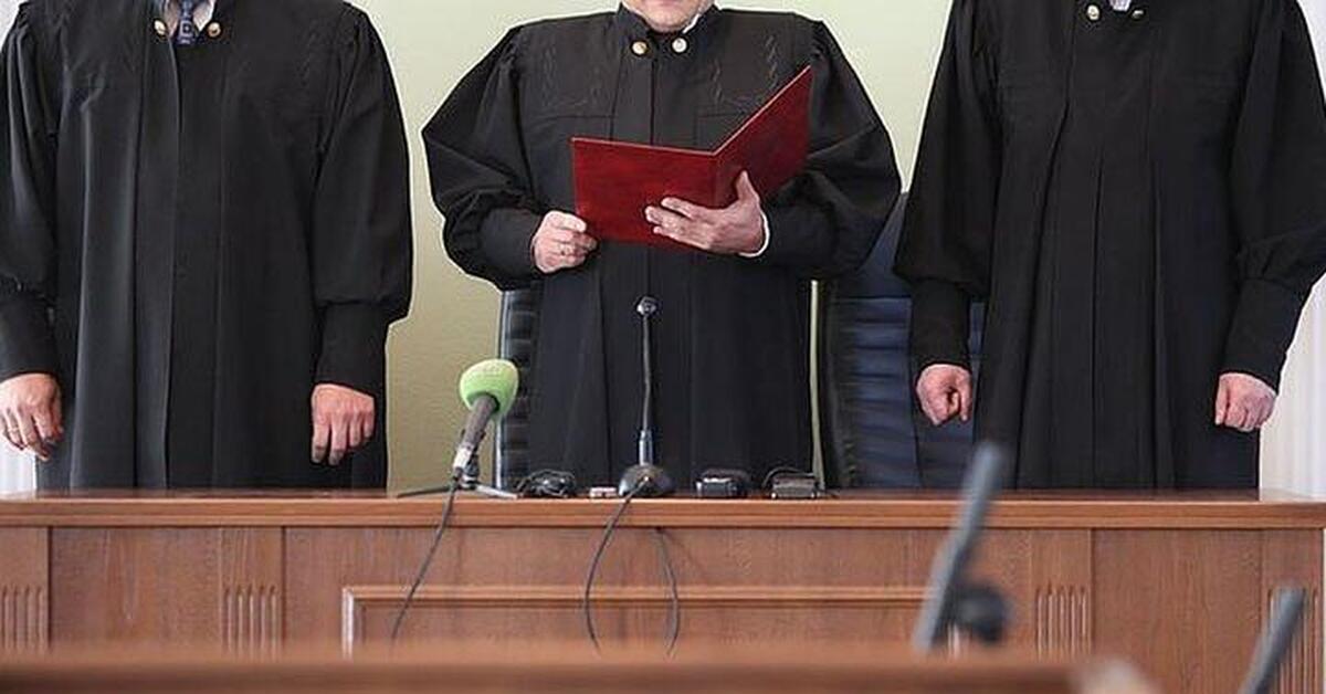 Судья ленская басманный суд. Мантия судьи. Фото судьи в мантии. Судейская мантия мужская.