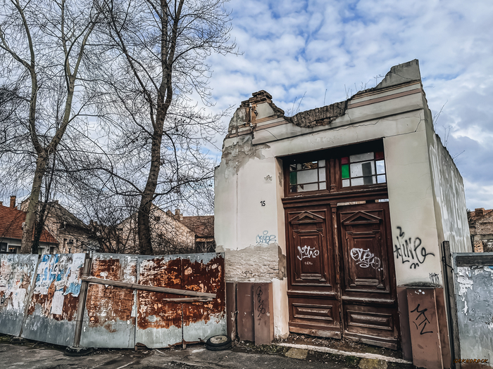 Дверь, оставшаяся после сноса дома