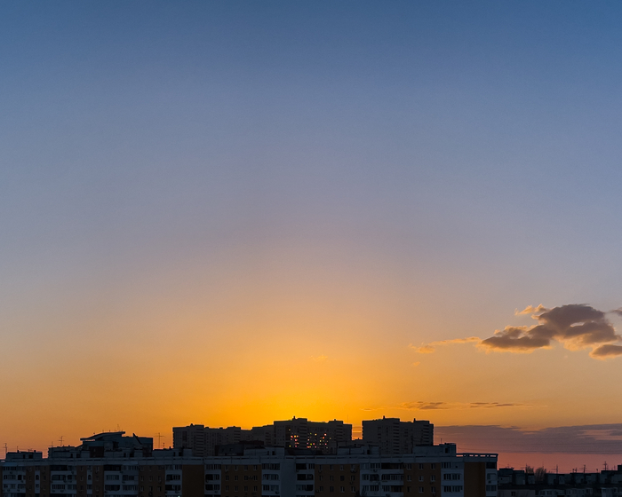 Свет заката пробивается сквозь дом через окна