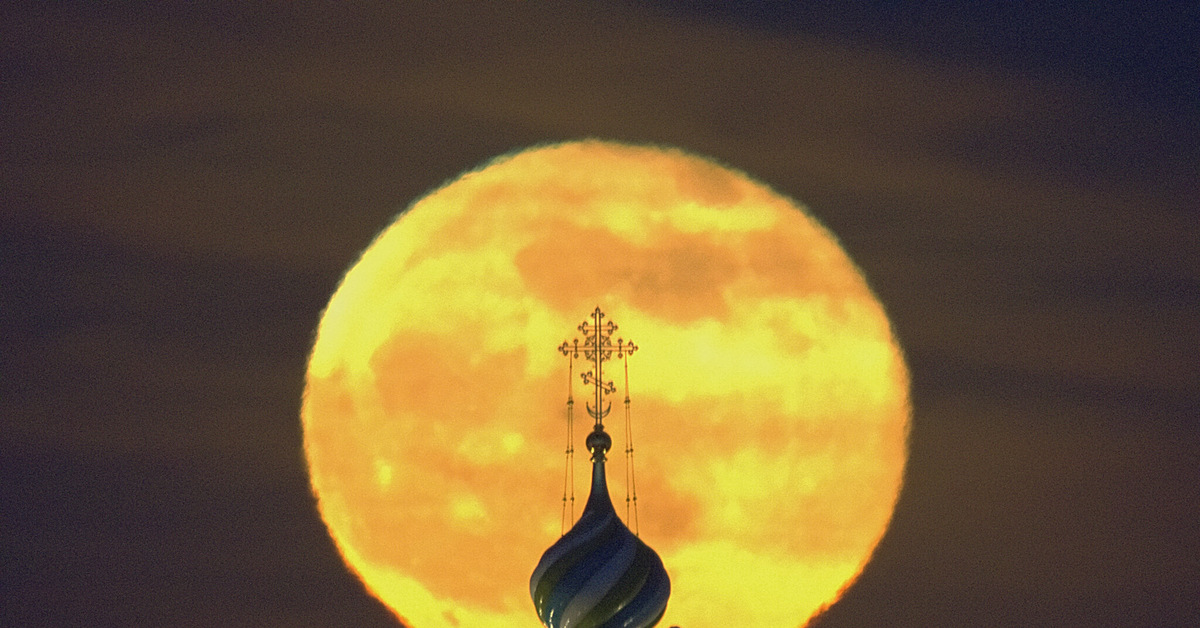 Полнолуние в апреле 2024г время. Полнолуние в Питере. Суперлуние 6 апреля фото. 6 Апреля полнолуние фото. 07.04. 2023 Луна над Петербургом.