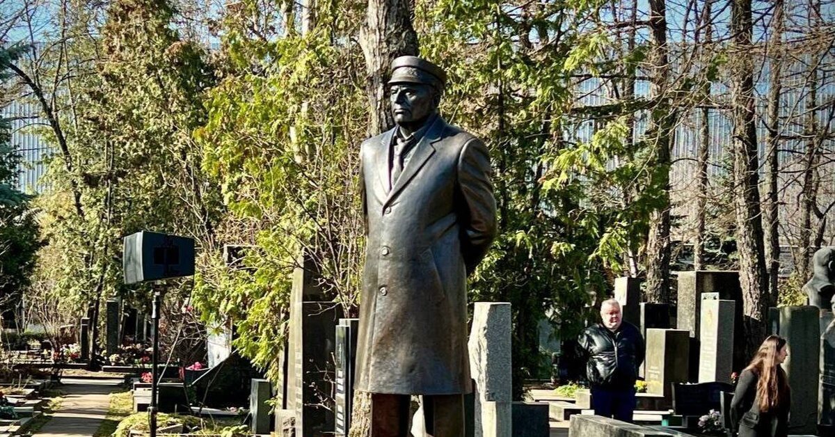 Памятник жириновскому на новодевичьем