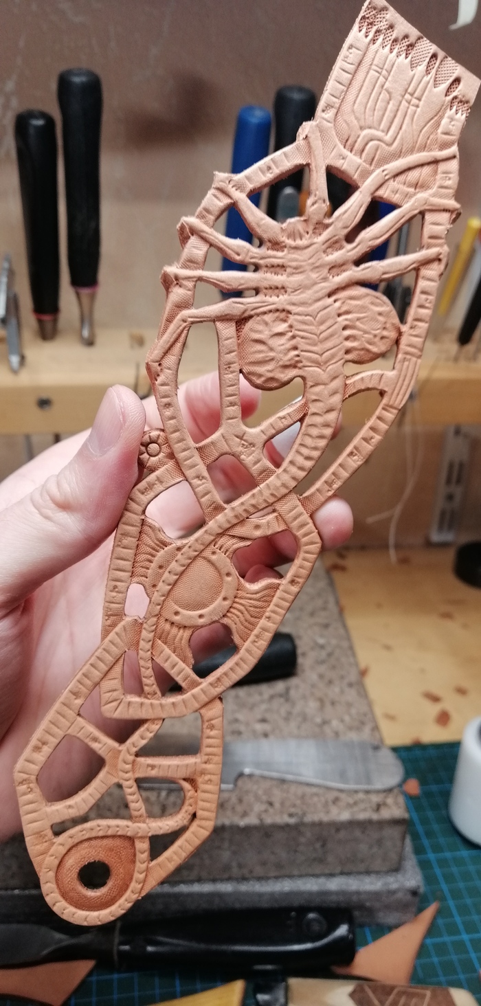 Браслет с лицехватом Изделия из кожи, Ручная работа, Своими руками, Браслет, Чужой, Лицехват, Ксеноморф, Ганс Гигер, Резьба, Аксессуары, Рукоделие с процессом, Украшение, Видео, YouTube, Длиннопост