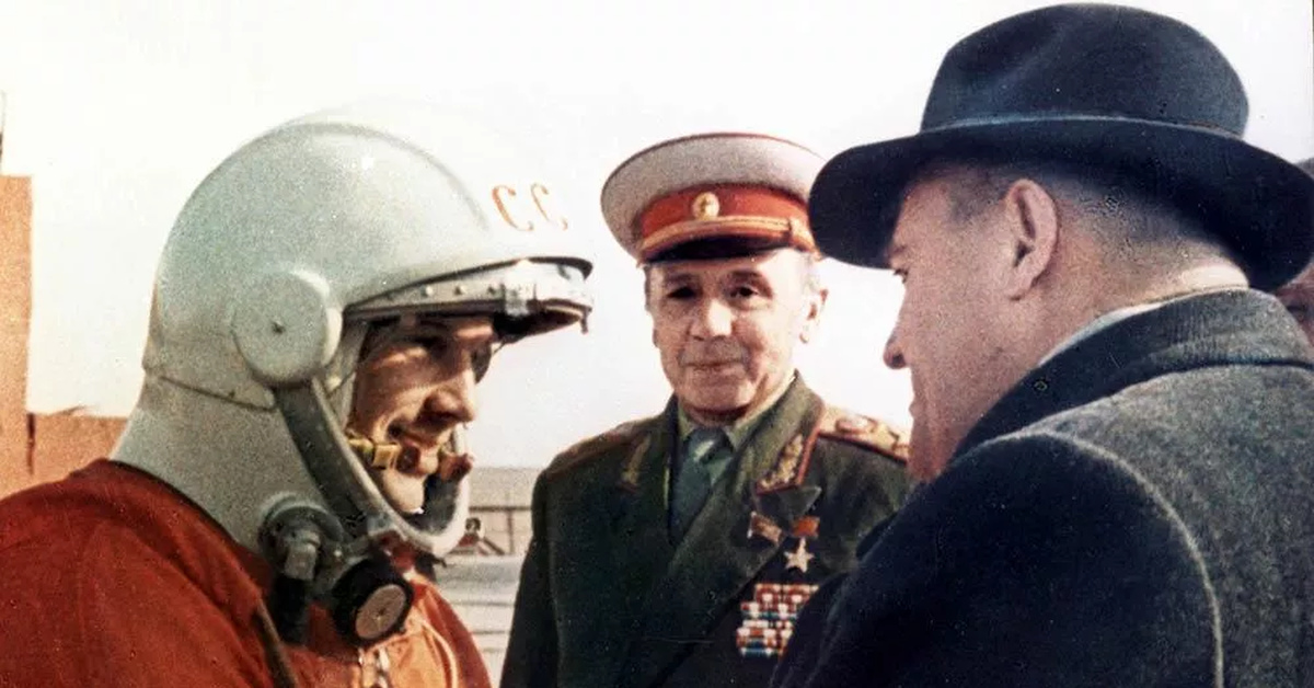 Речь гагарина перед стартом. Ворошилов и Гагарин. Гагарин в шлеме СССР. Гагарин и Кучиев.
