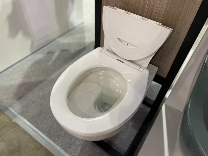 Зачем унитазу складное сиденье - разгадка