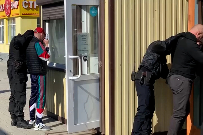 Сбой в матрице. Во время сноса незаконных ларьков в Челябинске задержали 20 человек с травматами и ножами