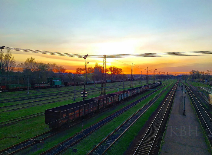 Закат на железнодорожной станции Харцызск Фотография, Россия, Закат, Донбасс, Железная дорога, Небо, Харцызск, Поезд