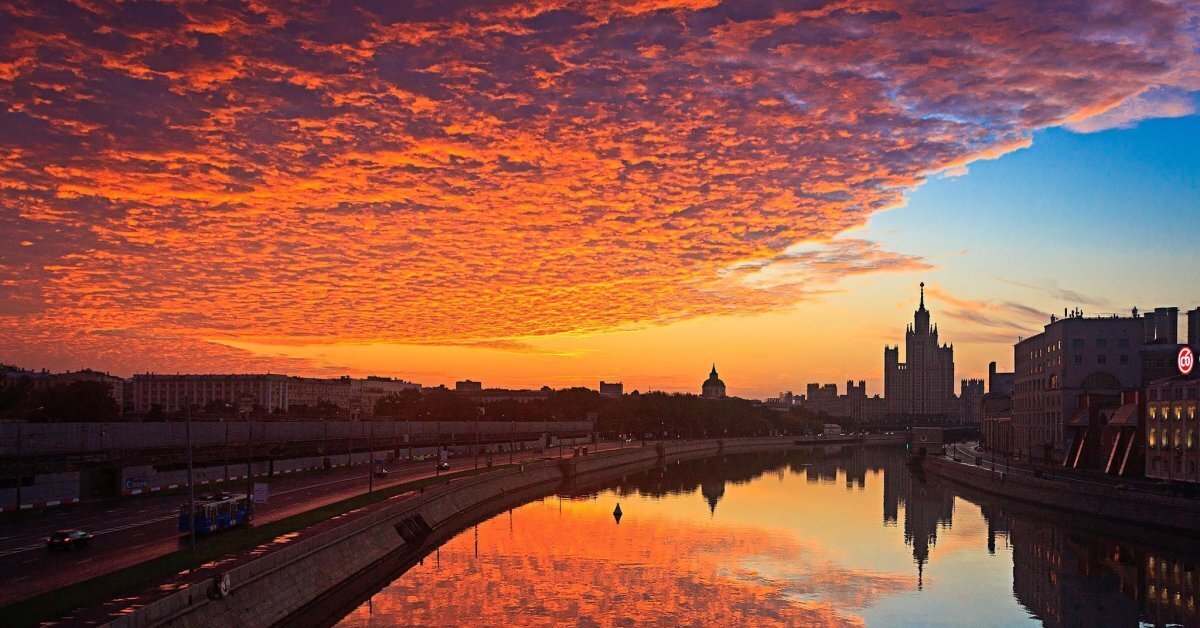 Закат в москве сегодня время. Красивый закат в Москве. Рассвет в городе. Красивый рассвет в городе. Рассвет в Москве.